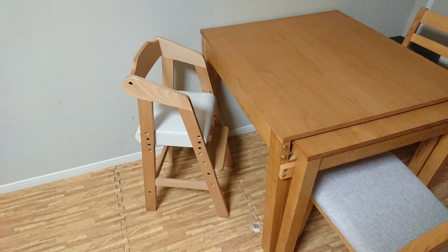 娘の椅子を購入♪「おしゃれで組み立て簡単なキッズハイチェア」