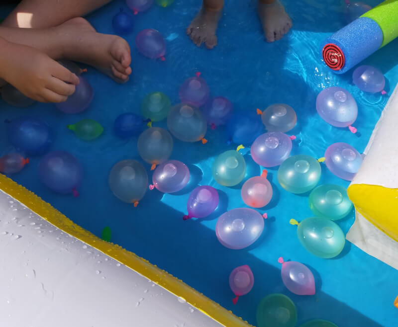 【庭遊び】ビニールプールで水遊び♪水鉄砲や水風船などおもちゃも使って楽しもう♪【子供用大型プール】
