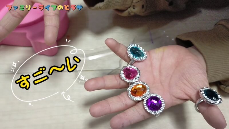【おもちゃ】キラキラの宝石の指輪とかわいいキティちゃんの指輪ケース【ハローキティ】