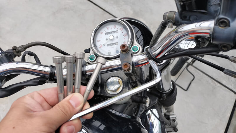 【バイク】ハンドルポストのボルトとマスターシリンダーキャップのネジを交換【ステンレス】