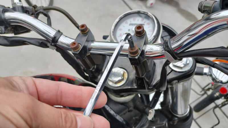 【バイク】ハンドルポストのボルトとマスターシリンダーキャップのネジを交換【ステンレス】