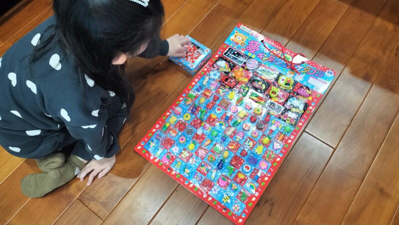 消しゴムのくじ引きを購入♪どの可愛い消しゴムが当たるかな？【夢市場 キンダーグッズケシゴム】
