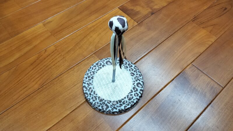 バネの付いたボールが揺れる！爪研ぎもできる猫ちゃんのおもちゃ【バネボール】